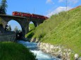 眼鏡橋と赤い電車
