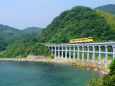 海沿いの鉄橋を走る気動車