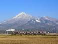 磐梯山と719系電車