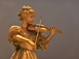 バイオリンを弾く少女