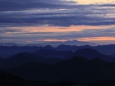 夜明前の刈田岳から望む山並み