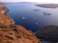 サントリーニ島の岩肌とエーゲ海