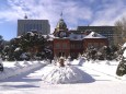 赤レンガ、雪眩しく....