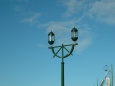 朝日が当る釧路川河口河岸の街灯