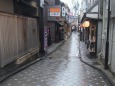 小雨の先斗町街路