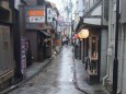 小雨の先斗町路地