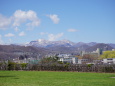 新緑と残雪の山並み