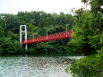 湖遊歩道の赤い橋