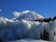 氷瀑と富士山