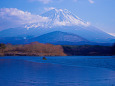 冬の精進湖と富士山