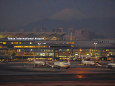 早朝の国際線ターミナルと富士山