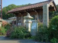 萩の花咲く瑞源寺山門