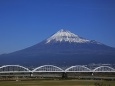 富士川を渡る新幹線より
