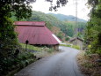 山間集落田舎道で