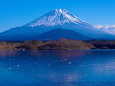 凍結の精進湖と富士山