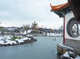 池も凍る冬の中国庭園-燕趙園