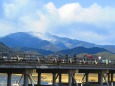 冬の嵐山渡月橋と愛宕山