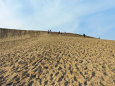 冬晴れの鳥取砂丘3-馬背を登る