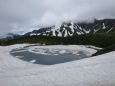 夏でも雪の残るミクリガ池
