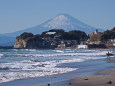 腰越の町並みと富士山