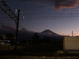 夕闇に染まる富士山を望む