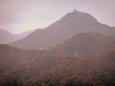 雨に煙る金華山の紅葉と岐阜城