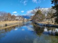 晴天の松本城お堀の水