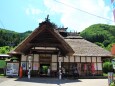 茅葺屋根、囲炉裏、足湯のある駅