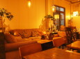 大きなソファーのあるカフェ
