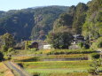 冬が近づいている山村