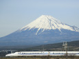 曇り時の富士山と新幹線