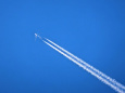 紺碧の空にジェット機の飛行機雲