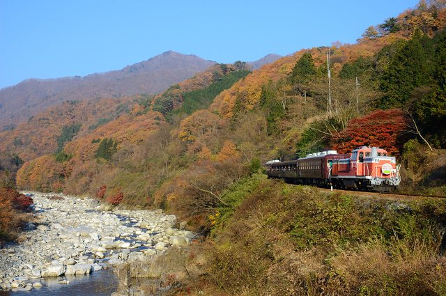 紅葉の渡良瀬渓谷を行く