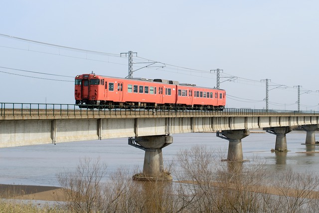 斐伊川橋梁を行くキハ40系