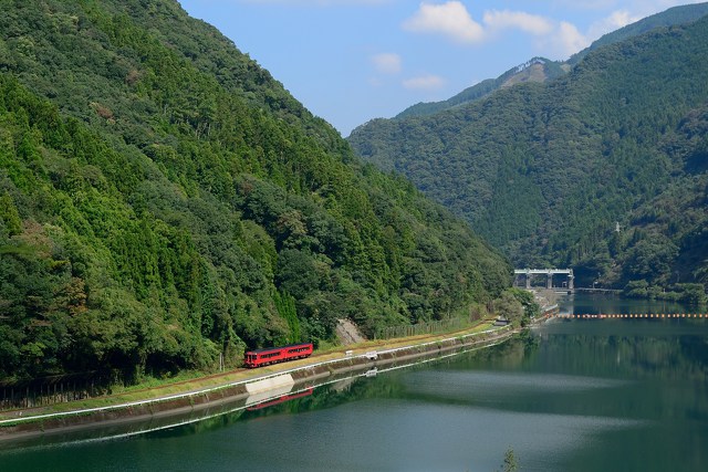 球磨川沿いを行くキハ185系特急