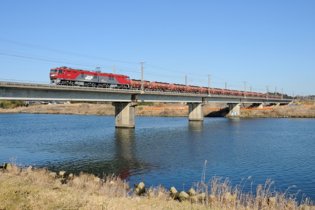 鉄橋を行くEH500牽引安中貨物