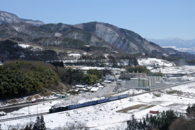 雪景色の上越線を行くSLみなかみ