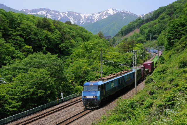 谷川岳とEH200-7 貨物列車