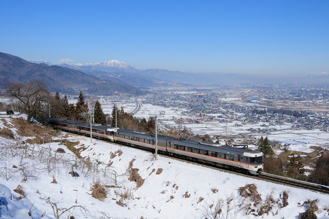 雪の善光寺平と特急しなの383系