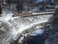 雪の諏訪峡を行く湘南色115系