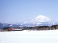 雪の磐梯山と455系