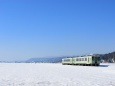 快晴の大雪原を行くキハ110系