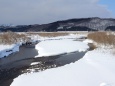 雪景色の川と485系