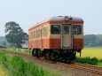 長閑な田園風景を行く国鉄カラー