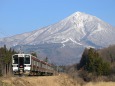 雪化粧の磐梯山と719系