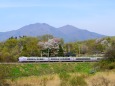 桜と山とE351系スーパーあずさ