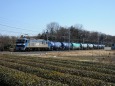 茶畑とEF210-170貨物列車