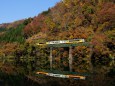 紅葉の磐越西線を行く気動車