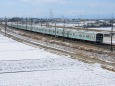 雪景色の宇都宮線を行く205系