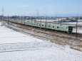 雪景色の東北線を行くE233系